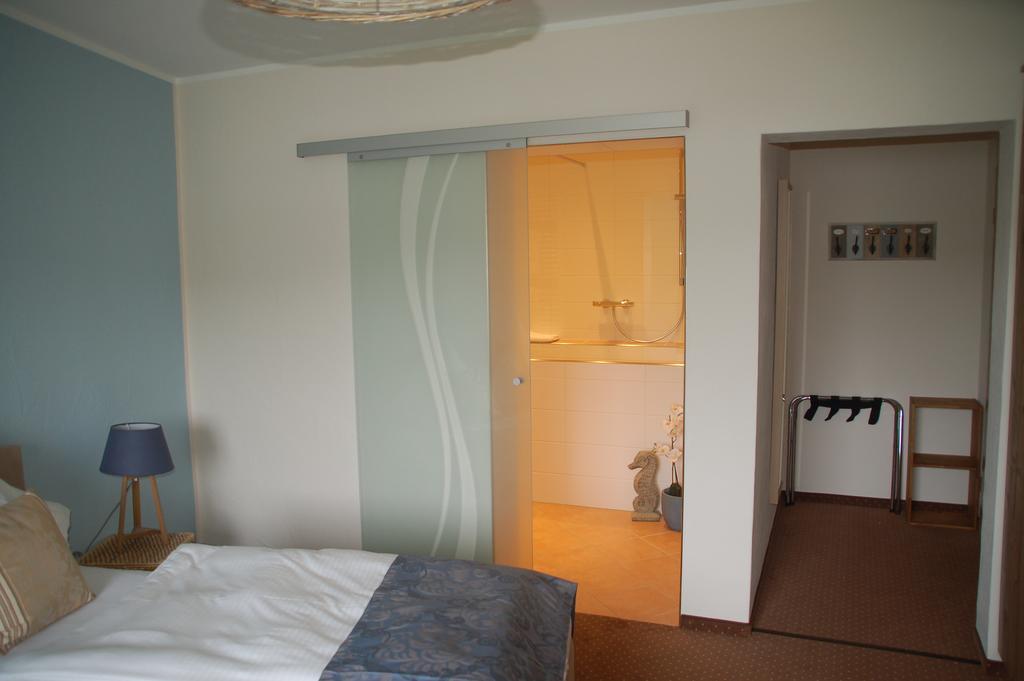Hotel-Ferienwohnungen Cafe Maarblick シャルケンメーレン エクステリア 写真